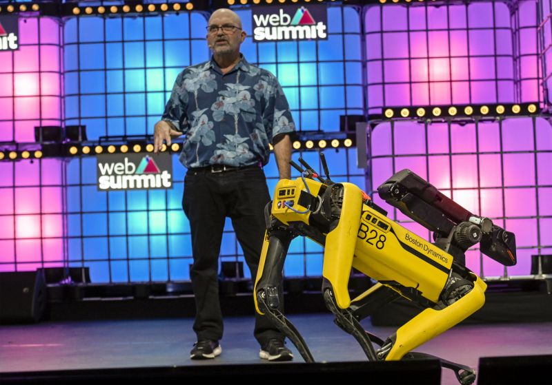 Boston Dynamics'in Robot Köpeği Kanada'da Akşam Yürüyüşü Yapıyor