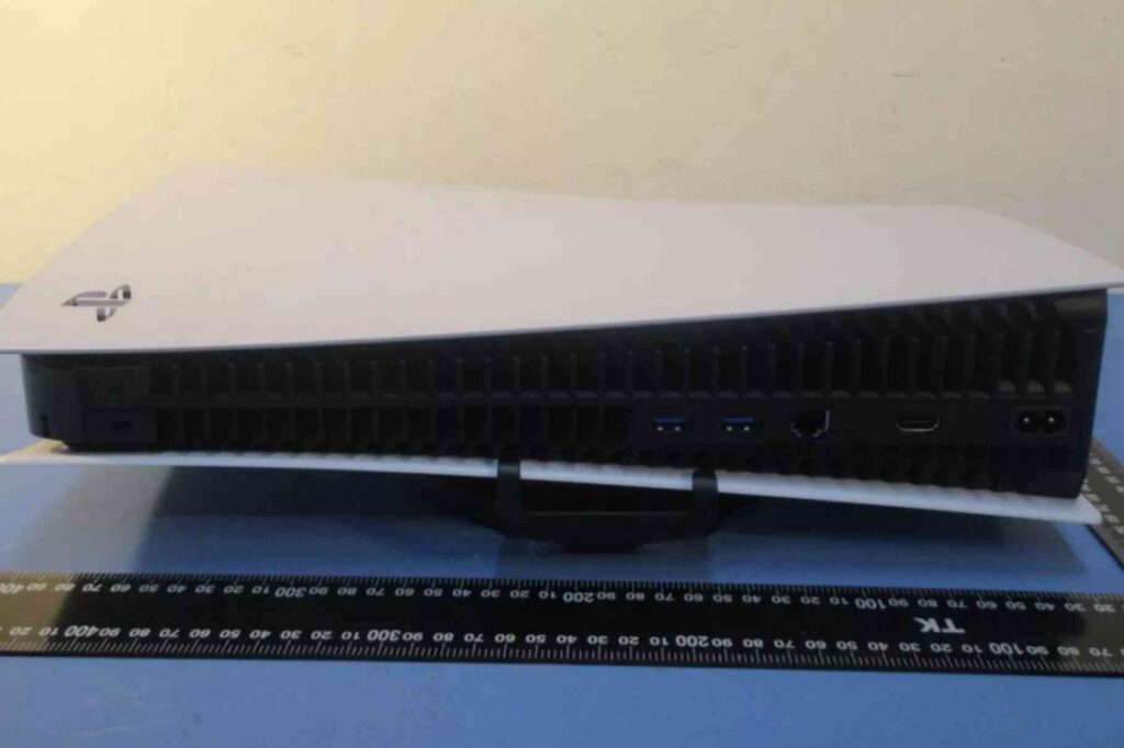 İlk PS5 Fotoğrafları, PS5'in Ne Kadar Büyük Olduğunu Gösteriyor