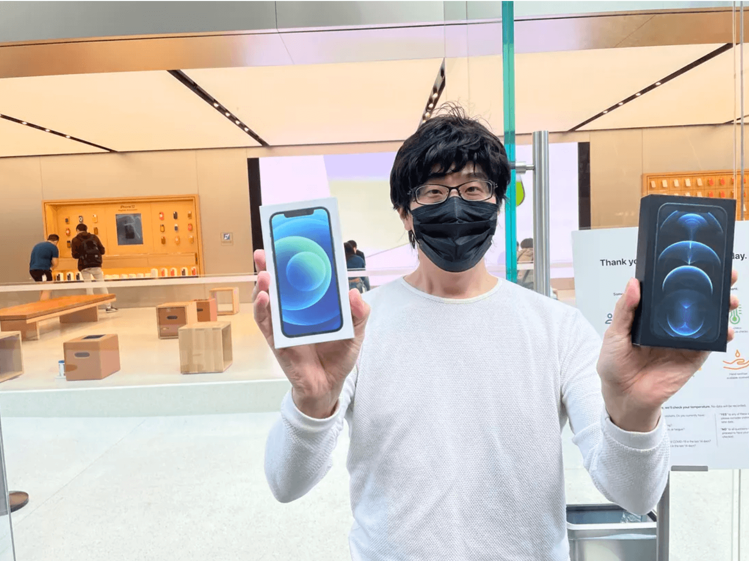 iPhone 12 Lansman Günü: İnsanlar Hala Apple'ın Yeni Cihazları İçin Sıraya Giriyor