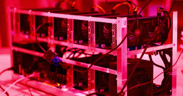 Bitcoin Madencileri Kuleleriyle Tavuk Kümeslerini Isıtıyor